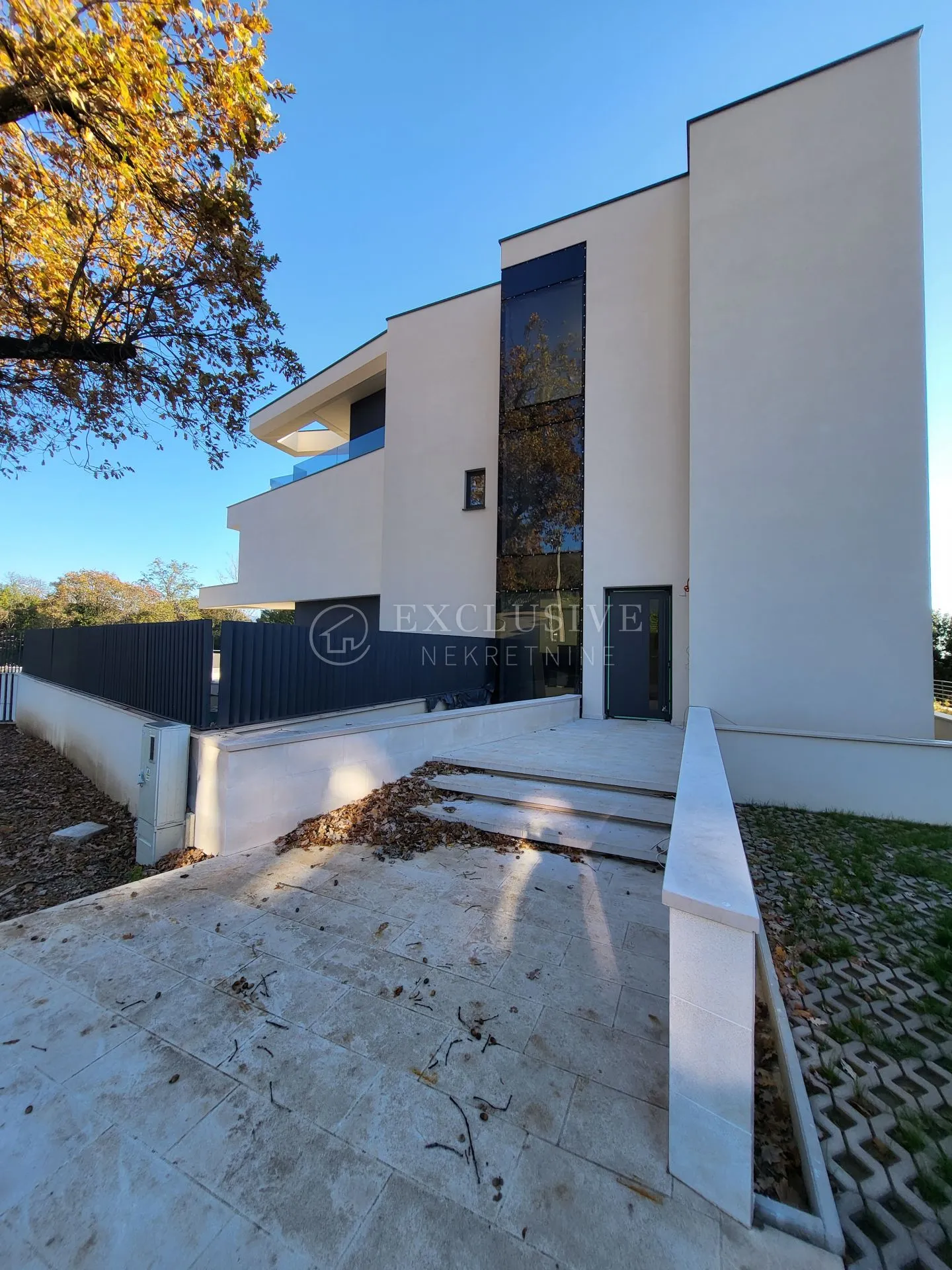 LOVRAN - MODERNA LUKSUZNA VILA U BLIZNI MORA S BAZENOM !! - cover