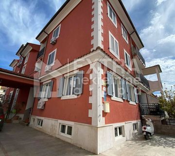 ROVINJ - KUĆA SA 14 STAMBENIH JEDINICA  - cover