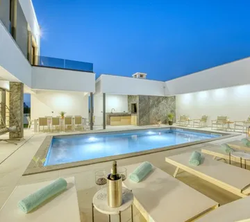 Luksuzna rezidencija s dva bazena i očaravajućom krovnom terasom - cover