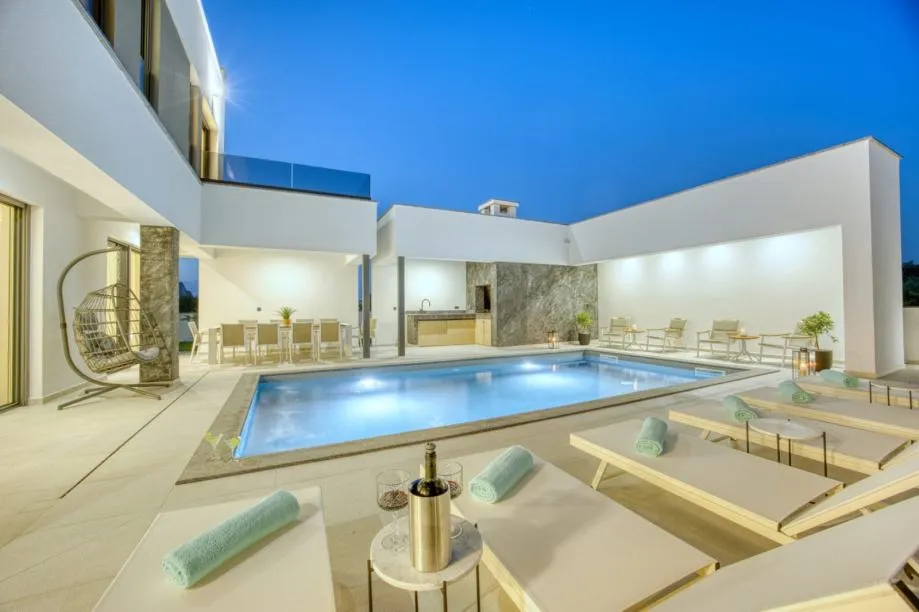 Luksuzna rezidencija s dva bazena i očaravajućom krovnom terasom - cover