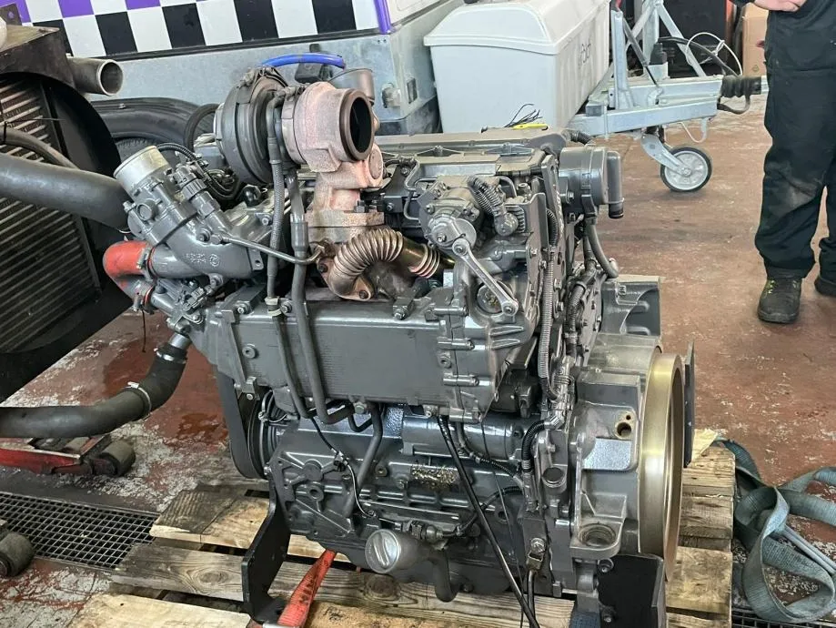 Ispravan, reparirani traktorski Deutz motor TCD4,1L04 (Stage 5) - cover