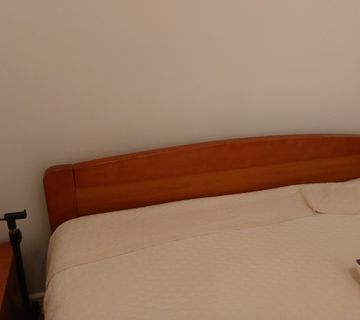 Krevet sa podnicama ,madraci i nocni ormarici - cover