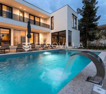 Poreč, Tar moderna samostojeća vila  NKP 270 m2 na uređenoj okućnici - cover