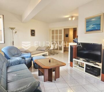 Vodice, centar stan 61,6 m2  drugom katu s pogledom na more - cover