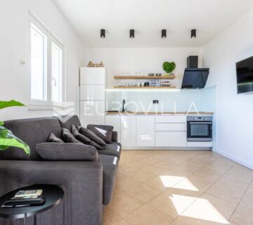 Rogoznica, apartmanska kuća 50m od mora - cover