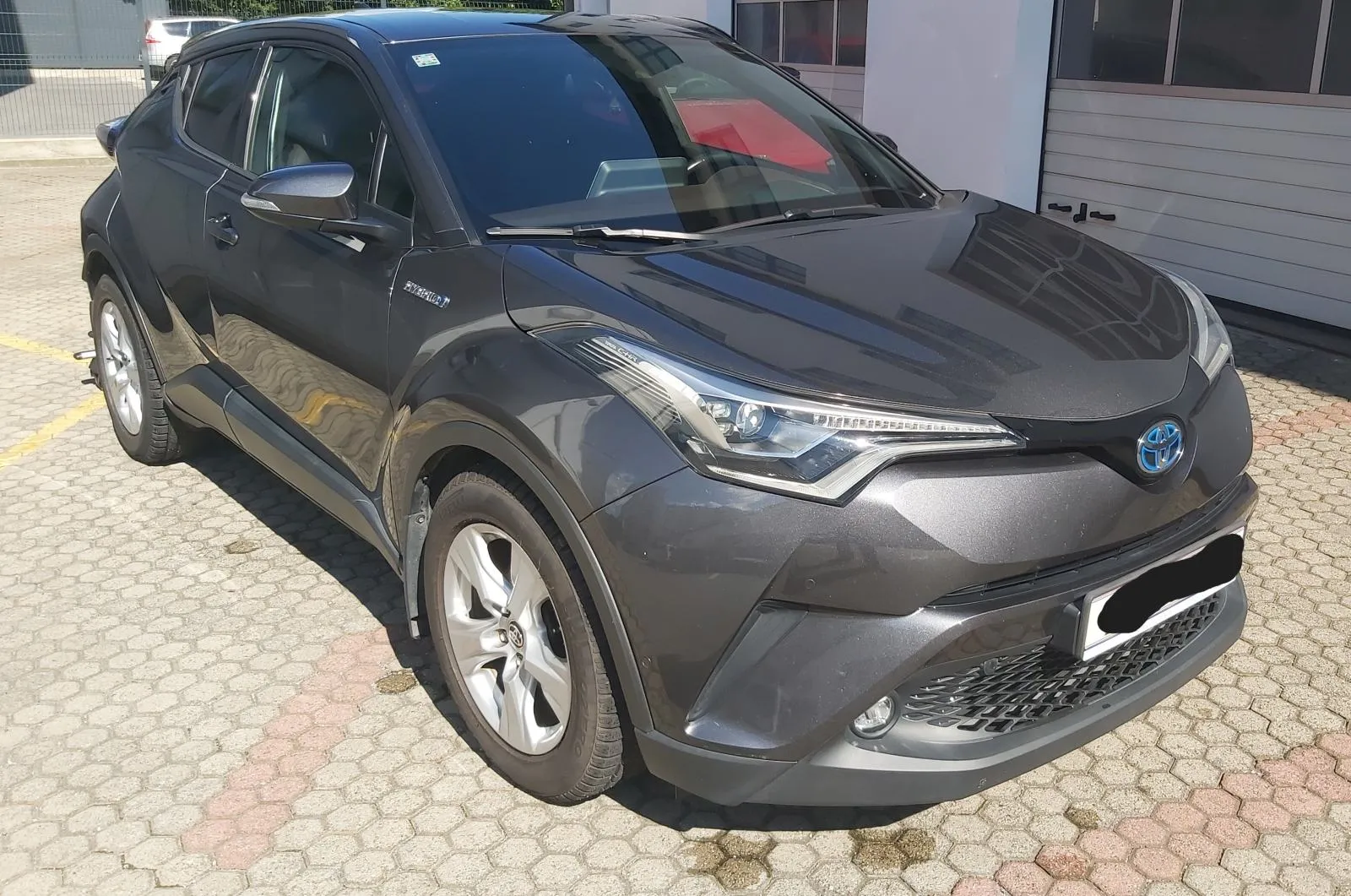 Prodaje se Toyota c-hr u full opremi 2019. God reg do 2/2026. - cover