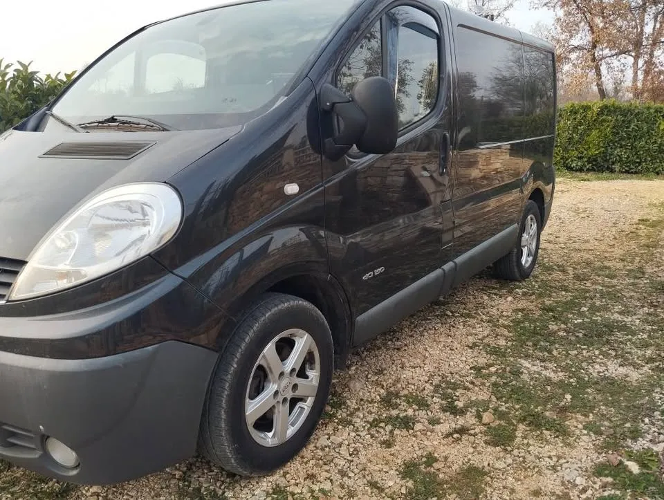 Renault Trafic 2.5, dci 150, automatic - cover
