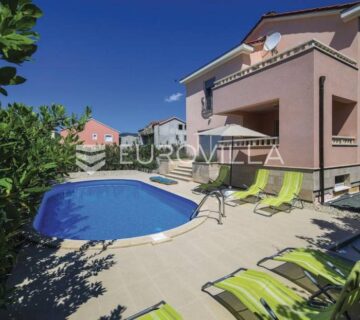 Kaštela, vila s bazenom, 200m od mora - cover