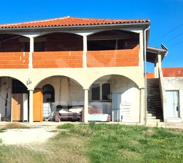 Prodaje Se Kuća Sa Tri Stana Na Mirnoj Lokaciji - Vinkuran, Medulin