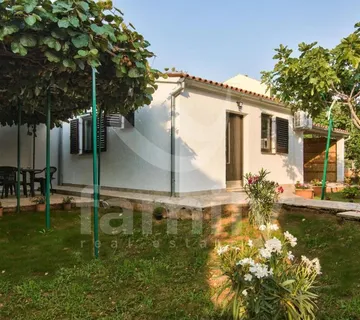 Višestambena Kuća Sa Dva Poslovna Prostora I Apartmanima - Fažana