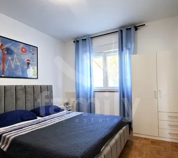 U Prodaji Prostrana Kuća Sa Tri Stambene Jedinice U Medulinu