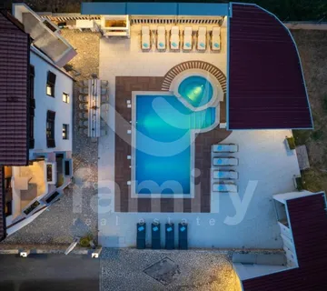 Prostrana Kuća S Turističkim Potencijalom I Pogledom Na More - Pula