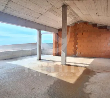Prostran Obiteljski Penthouse Sa Zapanjujućim Pogledom Na More - Ližnjan