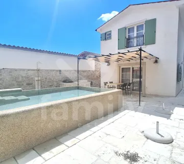 Prodaja Šarmantne Dvoetažne Kuće U Mirnom Naselju - Barban