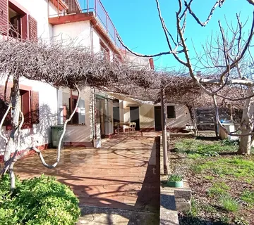 Prodaja Šarmantne Kuće Za Renovaciju U Mirnom Naselju - Medulin