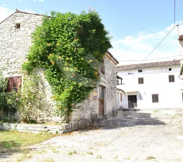 Tri Kamene Kuće Sa Prostranom Građevinskom Okućnicom - Filipana, Marčana