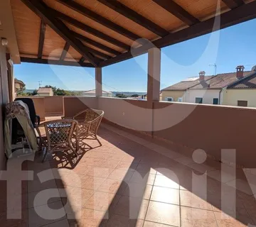 Atraktivna Kuća Sa Građevinskim Zemljištem I Odvojenim Apartmanom - Tar, Tar-Vabriga