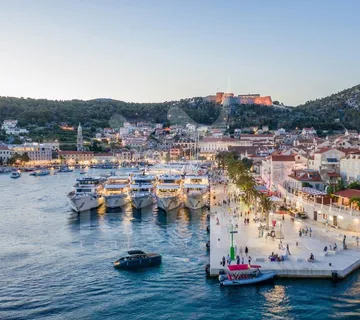 Prodaja Prostrano Građevinsko Zemljište 300 M Od Mora - Hvar
