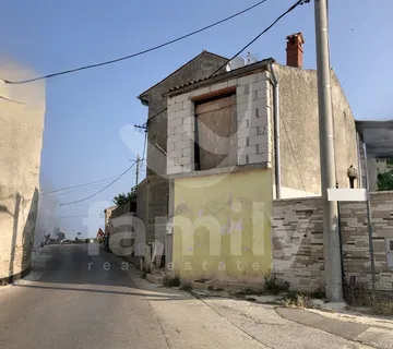 Kuća Za Adaptaciju Na Atraktivnoj Lokaciji - Ližnjan