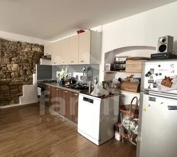 Prodaja Visokoisplative Kuće Sa Dva Apartmana U Rovinju