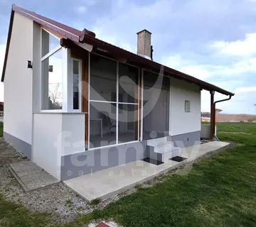 Prodaja Predivne Prizemnice Sa Prostranim Građevinskim Zemljištem - Batrina, Nova Kapela
