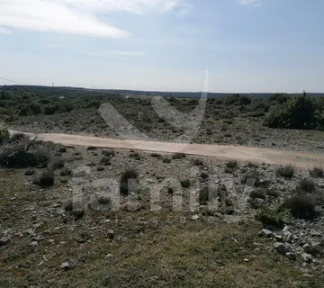 Prostrana Poljoprivredna Parcela Na Mirnoj Lokaciji - Mali Lošinj