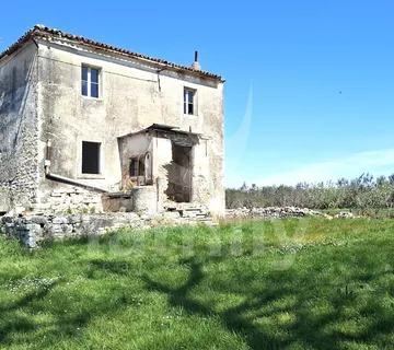 Prodaja Obiteljske Kuće Za Adaptaciju Na Mirnoj Lokaciji - Pula