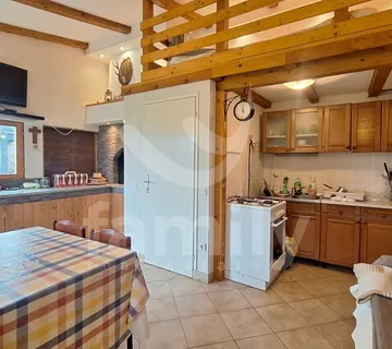 Prodaja Dvije Manje Kuće Na Mirnoj Lokaciji - Pula
