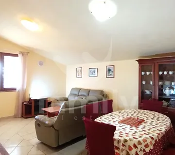 Renovirana Kuća U Prigradskom Naselju Pule - Pula