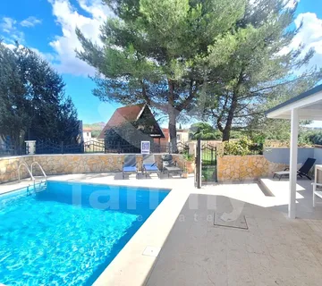Apartmanska Kuća Sa Bazenom Blizu Mora - Fažana