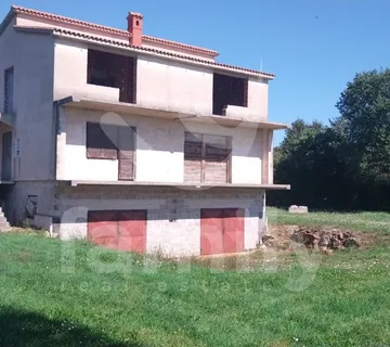 Kuća U Roh Bau Fazi Sa Prostranom Okućnicom - Ližnjan