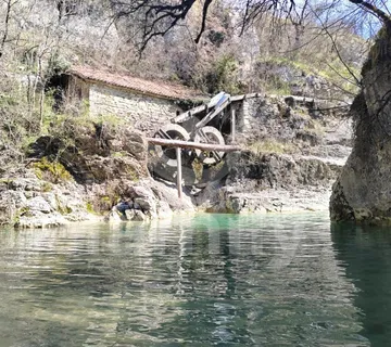Prodaja Visokopotencijalnog Gospodarskog Objekta Na Top Lokaciji - Hum, Buzet