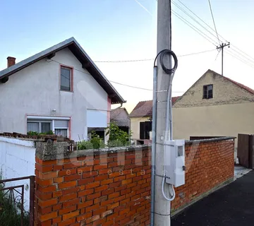 Obiteljsko Imanje U Lađevcu – Dvije Kuće, Podrumi, Pomoćni Objekti I Okućnice - Lađevac, Okučani