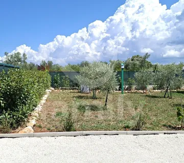 U Prodaji Poljoprivredno Zemljište Sa Objektom I Bušotinom Za Vodu - Fažana