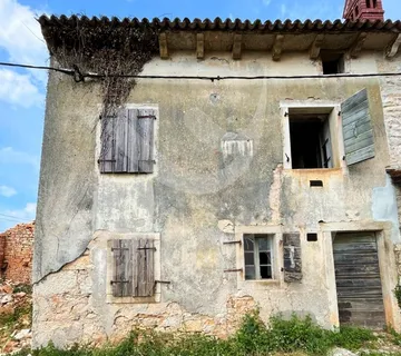 Kamena Kuća Sa Prostranom Građevinskom Okućnicom - Valtura, Ližnjan