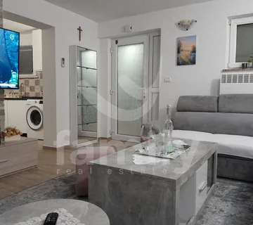 Šarmantan Stan S Vrtom U Mirnom Dijelu Medulina