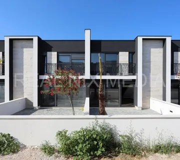 Privlaka- VRT! KOMPLETNO NAMJEŠTENO! USELJIVO ODMAH! - cover