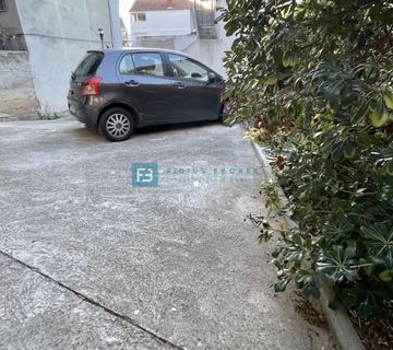 ŠIBENIK, obiteljski stan u centru s parkiralištem i okućnicom - cover