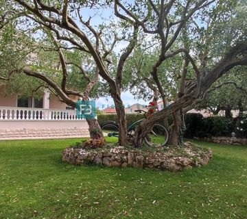 VODICE, samostojeća kuća, 4 odvojena stana, vrt, garaža - cover