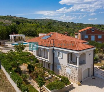 VODICE, luksuzna villa, bazen, uređena okućnica, pogled na more - cover