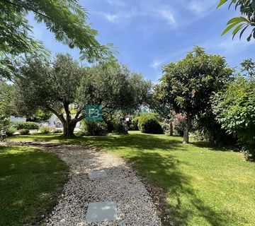 VODICE, obiteljska kuća na zemljištu 2050 m2, širi centar, parking - cover