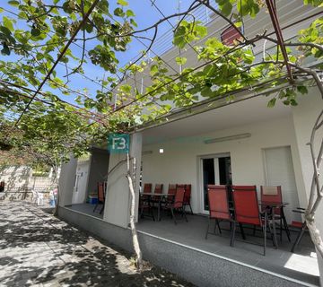 VODICE, samostojeća kuća, 430 m do plaže, 5 apartmana - cover