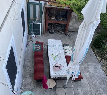 MURTER, samostojeća stara kamena kuća, dvorište, odlična lokacija - cover