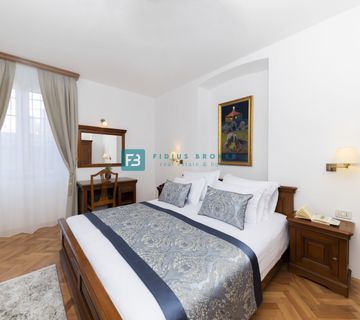 MURTER, predivna villa s bazenom, 1. red do mora, centar grada - cover
