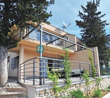 TISNO, namještena kuća, 150 m od rive, 2 apartmana, pogled na more - cover