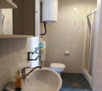VODICE, top lokacija, samostojeća kuća, 350 m od plaže, 4 apartmana, vrt - cover
