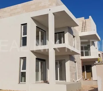 PRIVLAKA-ODLIČNA LOKACIJA ! 1.KAT! 2 SP.SOBE! - cover