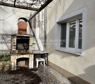 NOVI VINODOLSKI-KUĆA U CENTRU GRADA, PARKING, POGLED NA MORE - cover