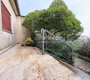 NOVI VINODOLSKI-KUĆA SA DVORIŠTEM 250 METARA OD MORA - cover