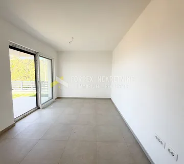 NOVI VINODOLSKI-STAN 54 m2 SA DVIJE SPAVAĆE SOBE I DVORIŠTEM - cover